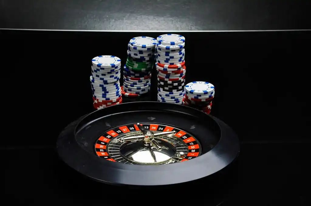 Dealer melempar dadu dalam wadah Sic Bo